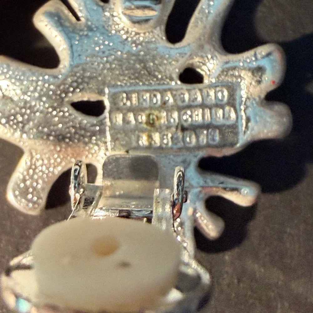 Linda Dano Silver Tone Abstract Coral Brooch and Single Clip Earring Set RN82079
